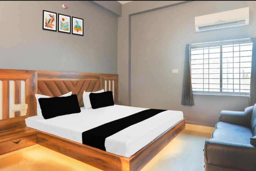 Postel nebo postele na pokoji v ubytování Roomssolution Patna