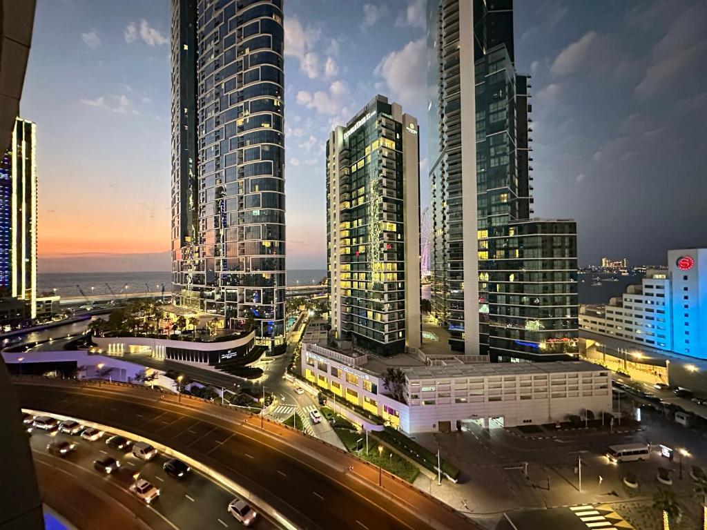 un perfil urbano con edificios altos y una autopista en Opulent Flat with Beach, Pool & Canal View in JBR, en Dubái