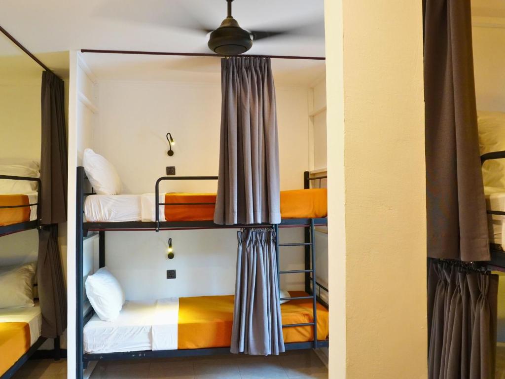Postel nebo postele na pokoji v ubytování Summer of Surf Hostel Uluwatu