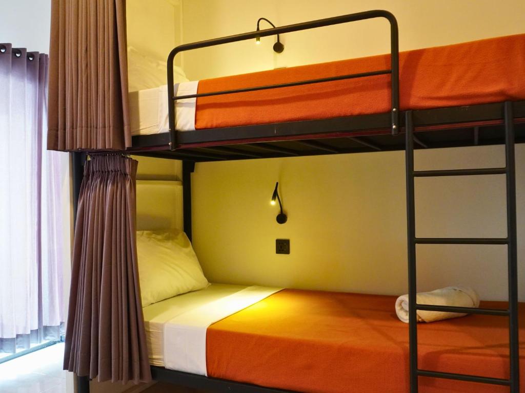 Postel nebo postele na pokoji v ubytování Summer of Surf Hostel Uluwatu