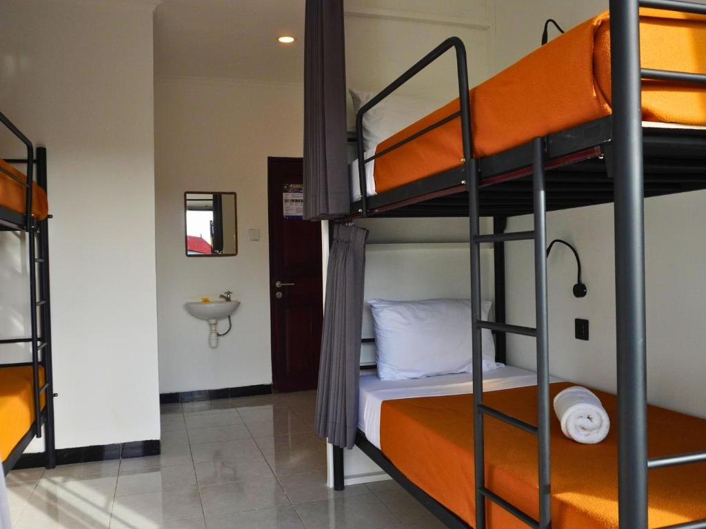 Postel nebo postele na pokoji v ubytování Summer of Surf Hostel Uluwatu
