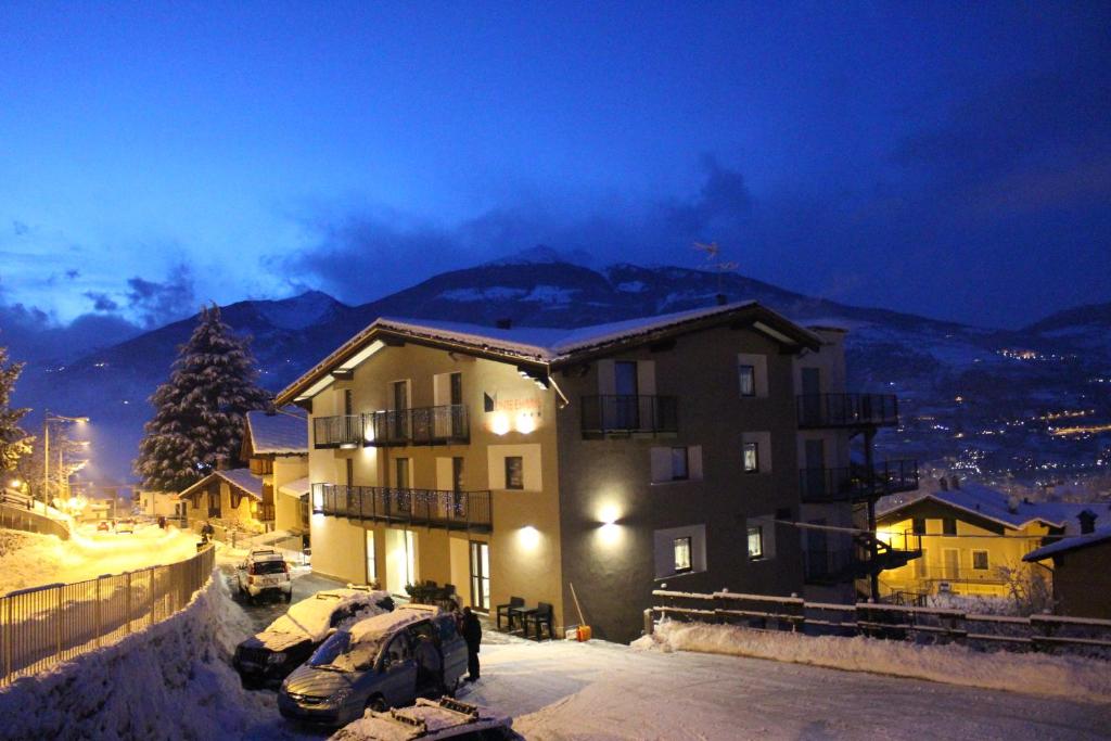 Nespecifikovaný výhled na hory nebo výhled na hory při pohledu z hotelu
