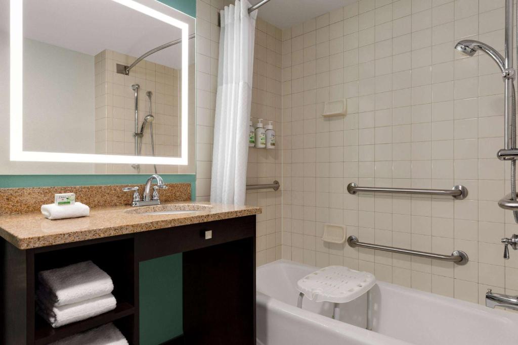 Wingate by Wyndham Green Bay photo
