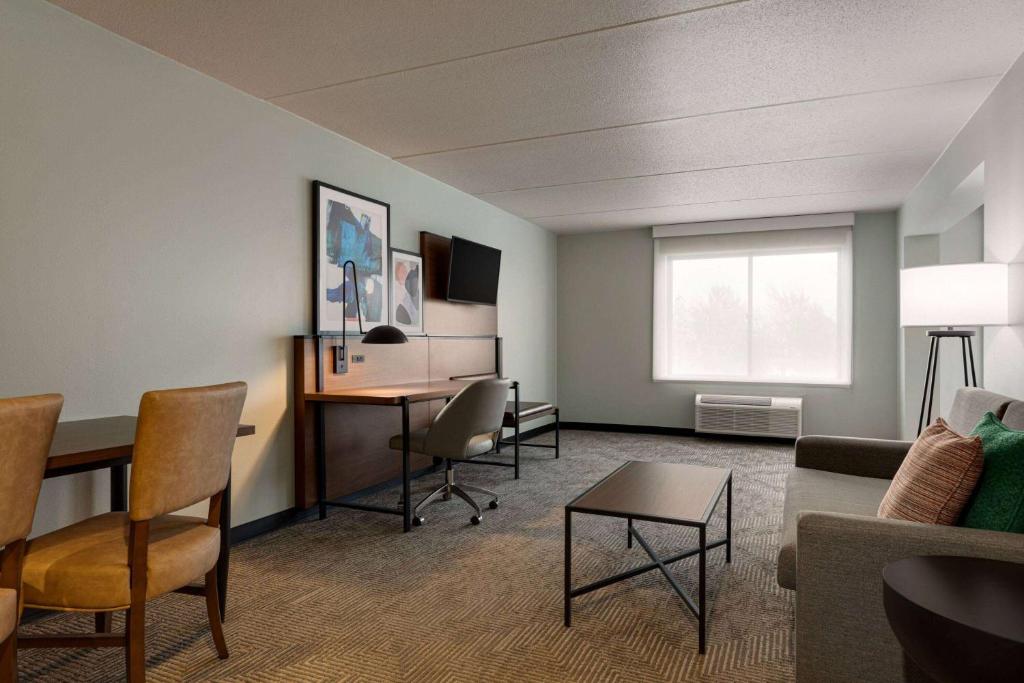 Wingate by Wyndham Green Bay photo