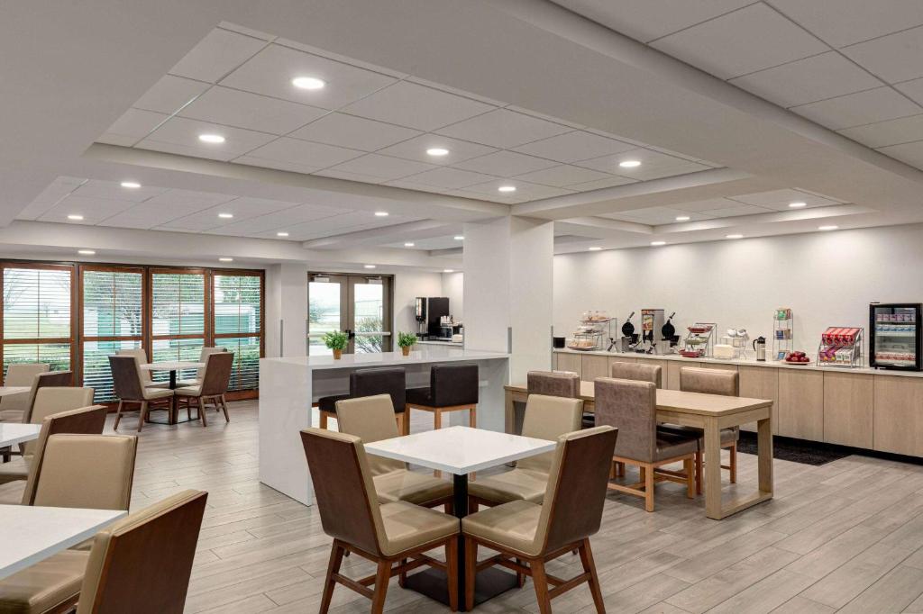 Wingate by Wyndham Green Bay photo