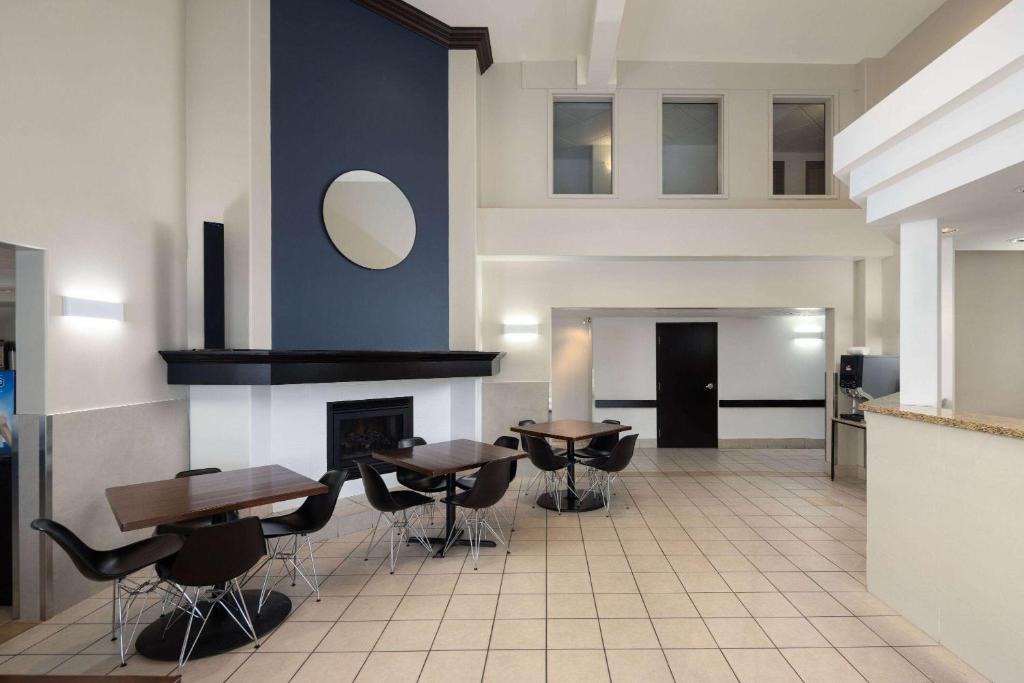 Een zitgedeelte bij Super 8 by Wyndham Sainte Agathe Des Monts