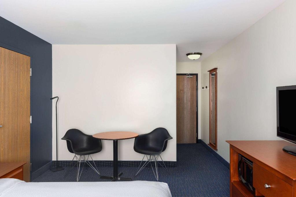 Een TV en/of entertainmentcenter bij Super 8 by Wyndham Sainte Agathe Des Monts
