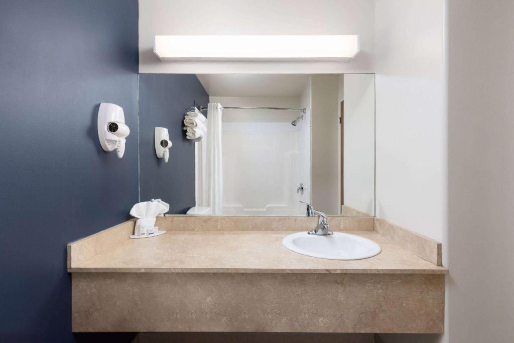 Een badkamer bij Super 8 by Wyndham Sainte Agathe Des Monts