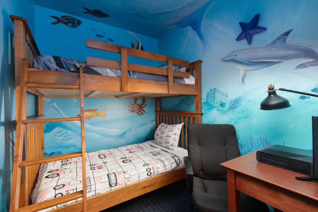 Een bed of bedden in een kamer bij Super 8 by Wyndham Sainte Agathe Des Monts