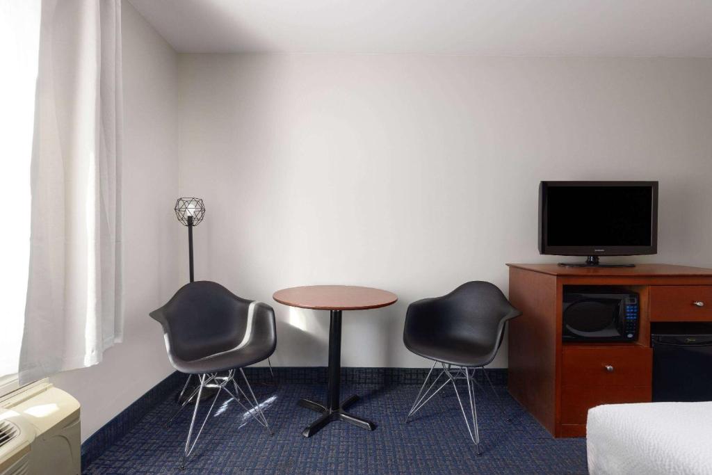 Een TV en/of entertainmentcenter bij Super 8 by Wyndham Sainte Agathe Des Monts
