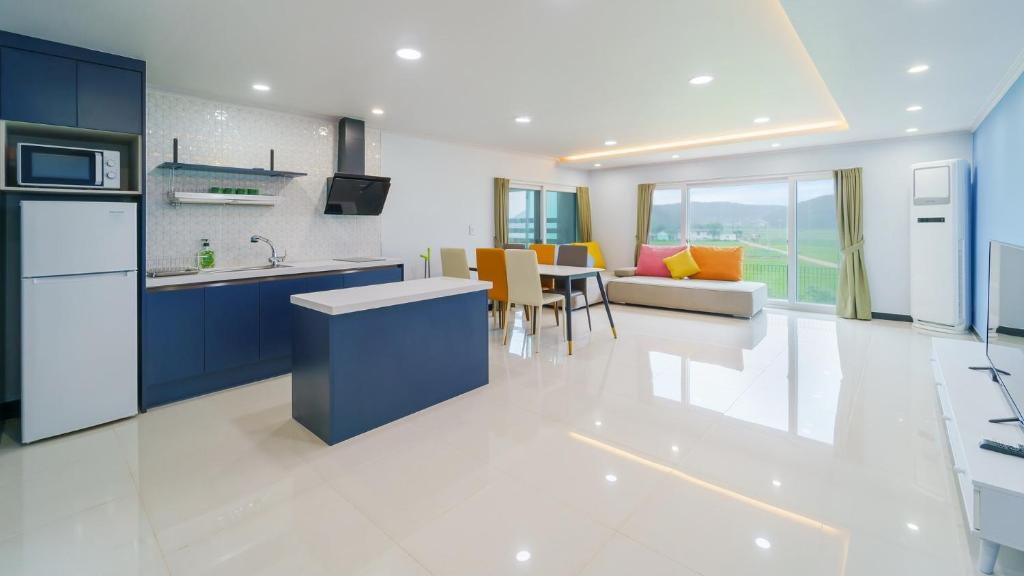 Kuchyň nebo kuchyňský kout v ubytování Taean Blueisland Pool villa