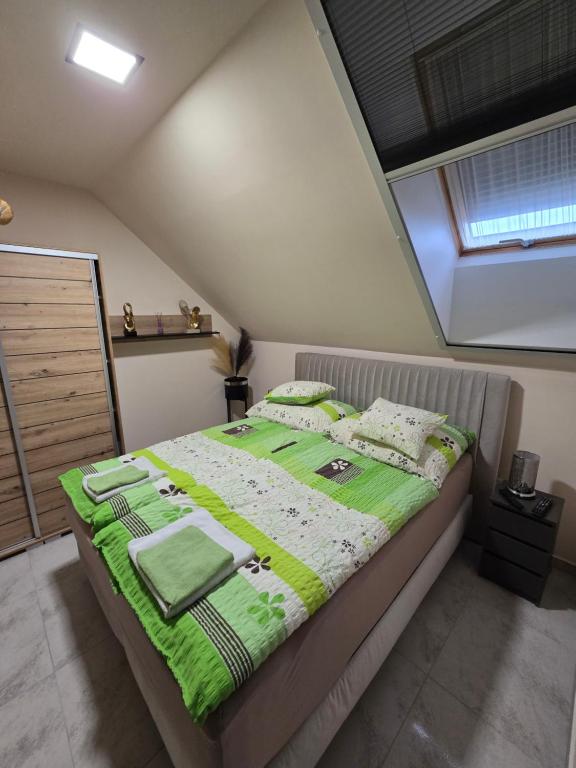 Postel nebo postele na pokoji v ubytování Betti Lux Apartman