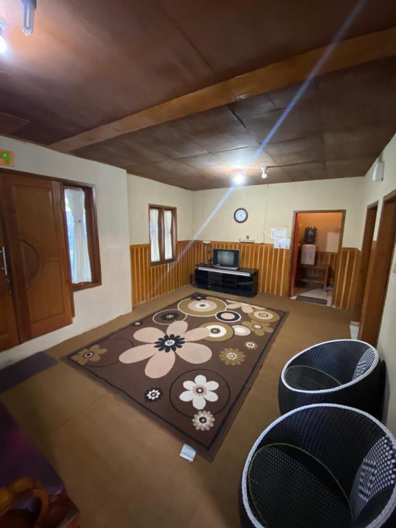 - un salon avec un grand tapis orné de fleurs dans l'établissement Homestay Nadiviya Alamendah, à Nempel