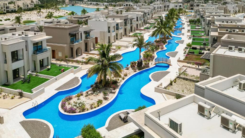 una vista aérea de un complejo con aguas azules en Luxury Redefined in Hawana Salalah, en Salalah