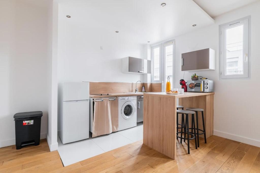 une cuisine avec laveuse et sécheuse dans l'établissement Appartement 60m2 Bien Amenage- Paris 12 - 4p - FLAT-GUEST, à Paris