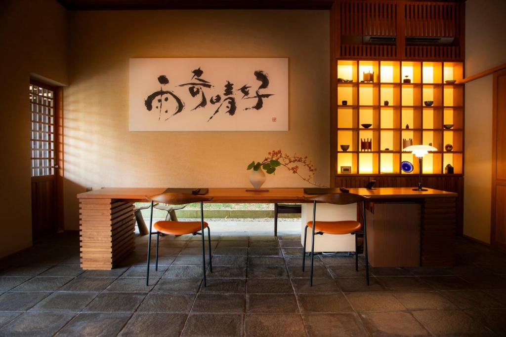 une salle à manger avec une table et des chaises en bois dans l'établissement Ujosouan, à Kyōtango