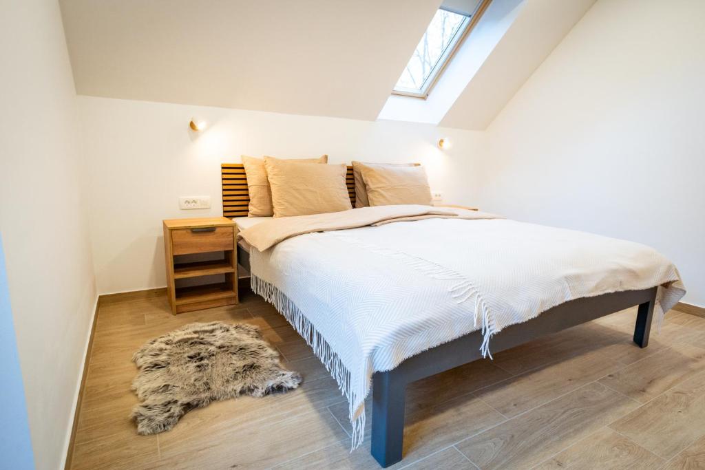 Postel nebo postele na pokoji v ubytování Apartments Zlati Rog