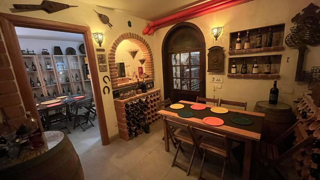 een proefruimte met een tafel en enkele wijnflessen bij Villa Roma Open Space - Location per eventi 2 piscine riscaldate - in Rome