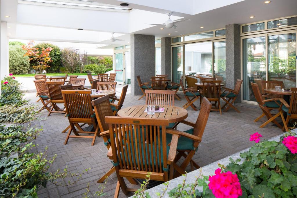 Reštaurácia alebo iné gastronomické zariadenie v ubytovaní Hotel Florida