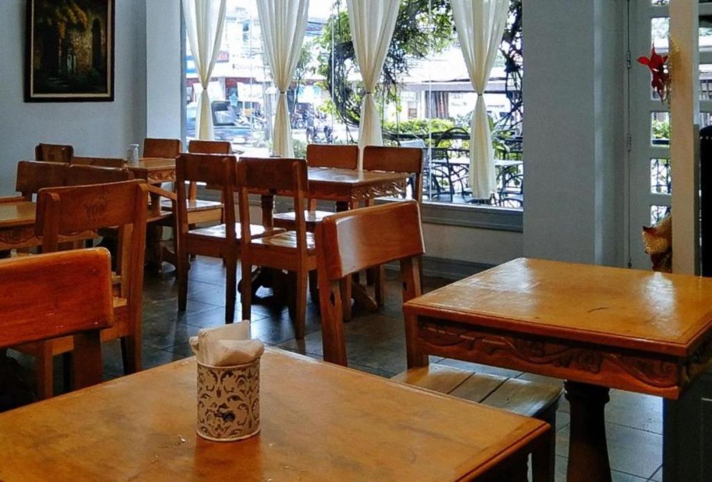 Restaurace v ubytování RedDoorz @ Vine Molave