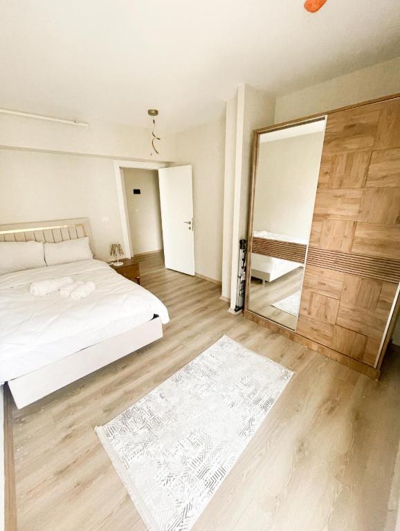 Postel nebo postele na pokoji v ubytování Two Bedroom King Suite TH30