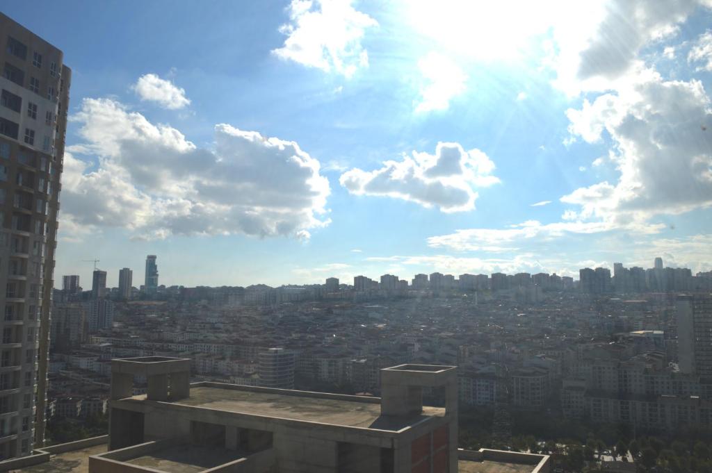 Nespecifikovaný výhled na destinaci Esenyurt nebo výhled na město při pohledu z apartmánu