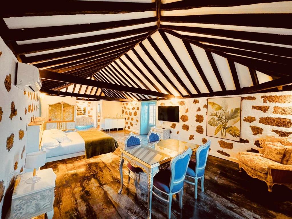 a bedroom with a bed and a table and chairs at Hacienda de Las Indias, La Habana in Granadilla de Abona