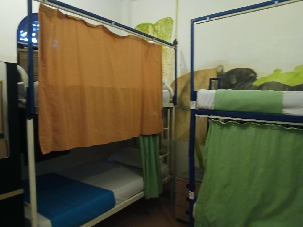 Palanda nebo palandy na pokoji v ubytování Seconds Hostel - Colombo