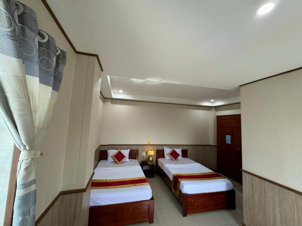 Postel nebo postele na pokoji v ubytování Thành Đạt Hotel Bạc Liêu
