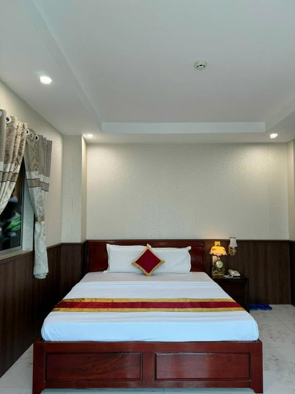 Postel nebo postele na pokoji v ubytování Thành Đạt Hotel Bạc Liêu