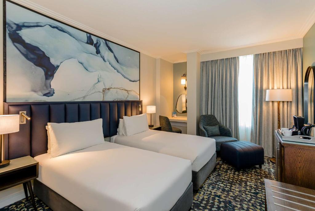 Postel nebo postele na pokoji v ubytování Southern Sun Rosebank, Johannesburg