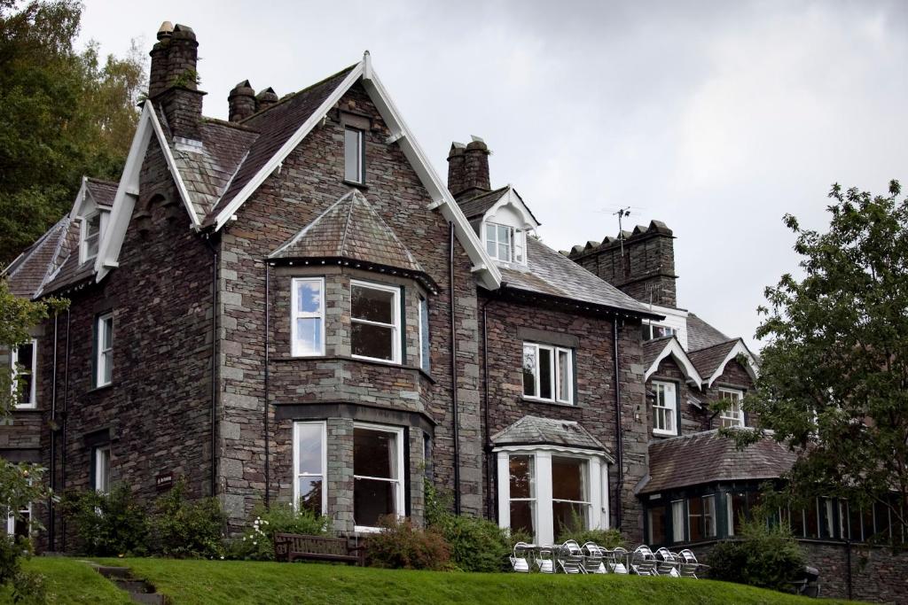 ein großes Backsteinhaus mit weißen Fenstern in der Unterkunft YHA Grasmere Butharlyp Howe in Grasmere