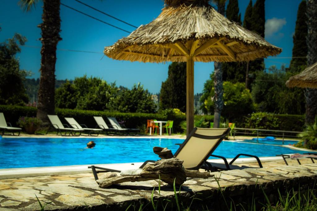 Bazén v ubytování Gerekos Island Apartments nebo v jeho okolí