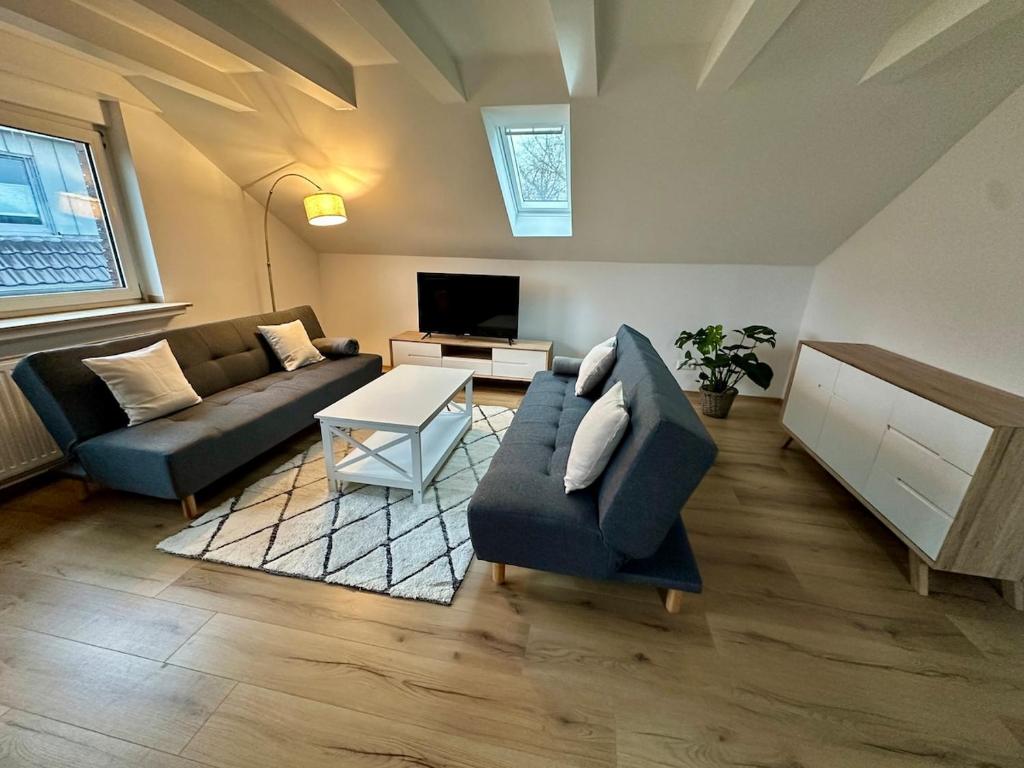 a living room with a couch and a table at Helle 2-Zimmer Ferienwohnung mit 4 Betten, Nähe Innenstadt in ruhiger Lage in Lünen
