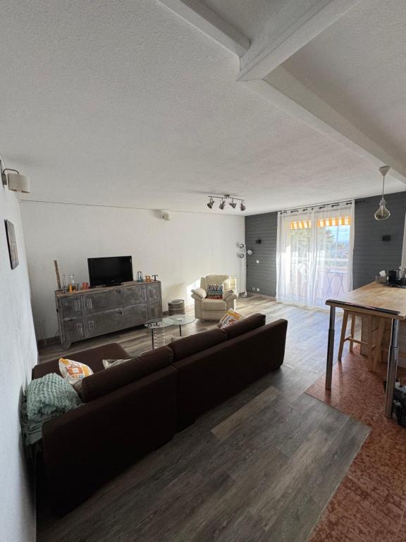 un salon avec un canapé et une table dans l'établissement Le Ramengao, à Roquebrune-Cap-Martin