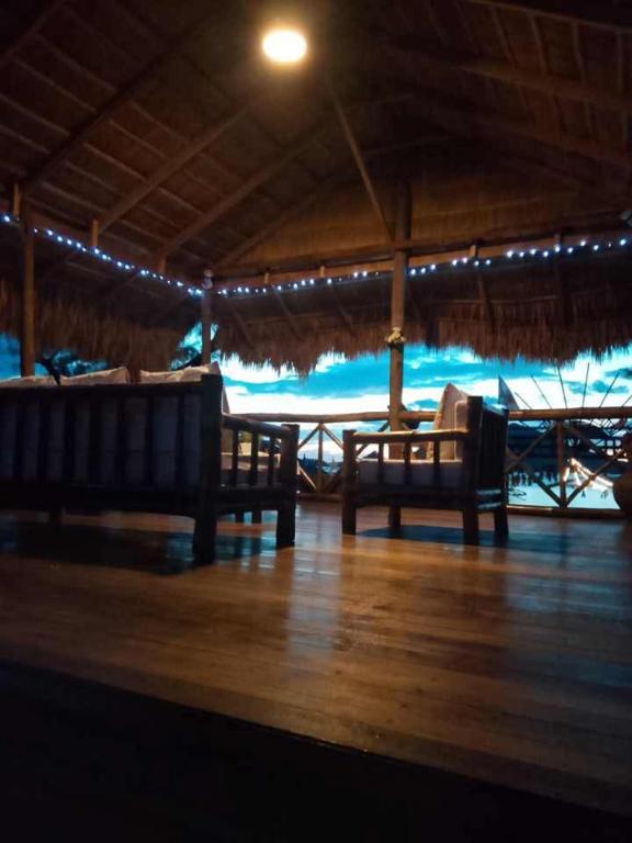 Restaurace v ubytování Puerto Silanguin Beach Resort and Cafe