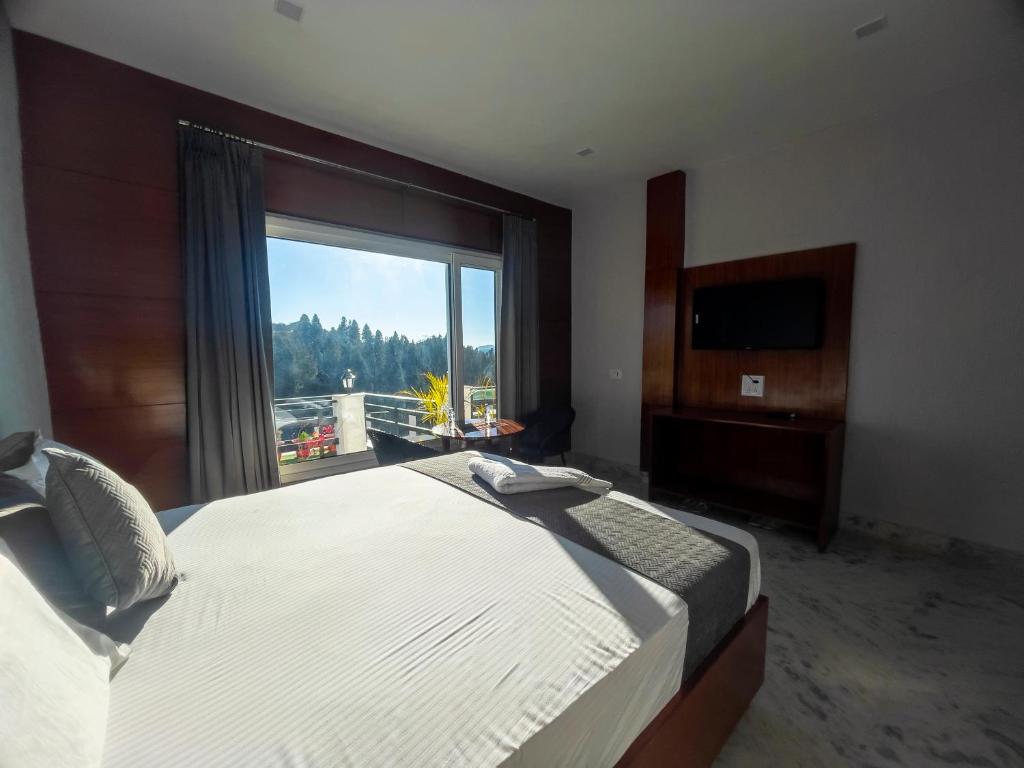 PinnacleHouse kanatal Uttarakhand - 阳台的王室