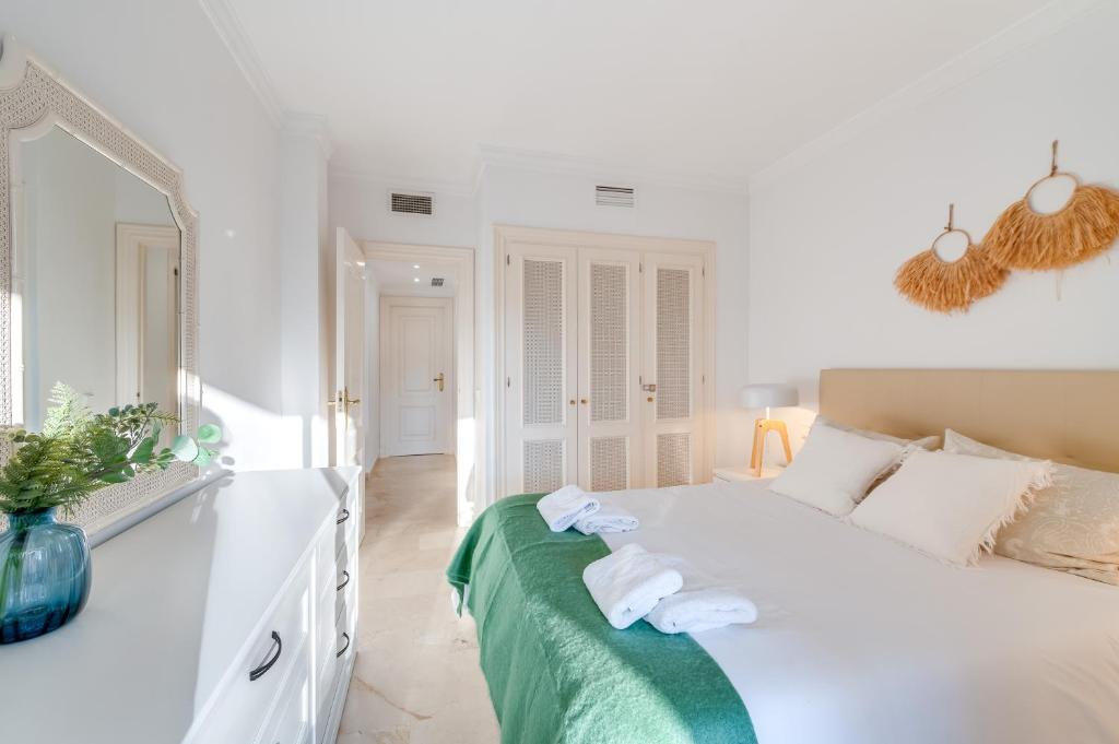 Postel nebo postele na pokoji v ubytování Apartamento con piscina en 1ª línea Golf La Quinta