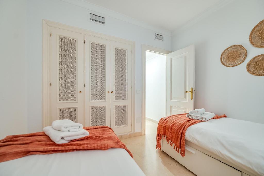 Postel nebo postele na pokoji v ubytování Apartamento con piscina en 1ª línea Golf La Quinta