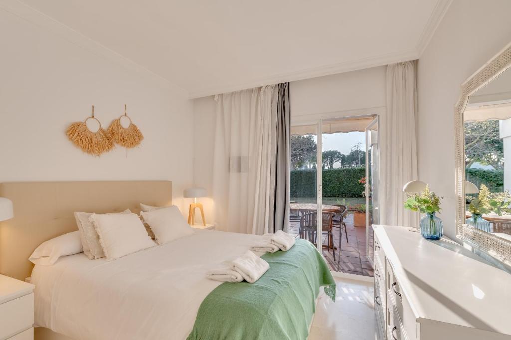 Postel nebo postele na pokoji v ubytování Apartamento con piscina en 1ª línea Golf La Quinta