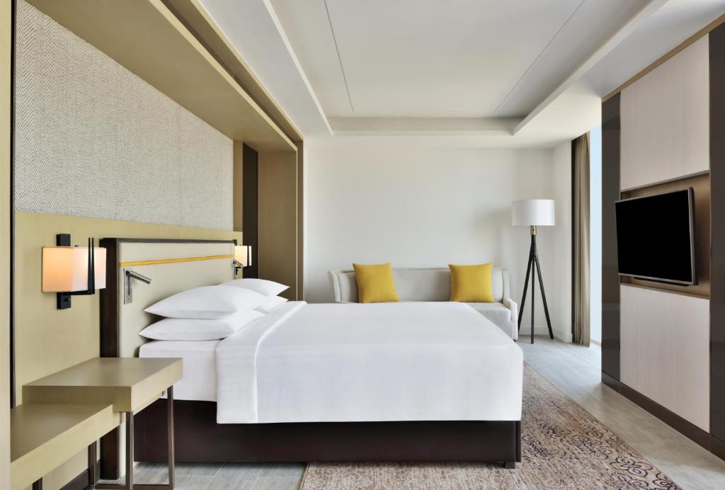 Postel nebo postele na pokoji v ubytování Courtyard by Marriott Siliguri