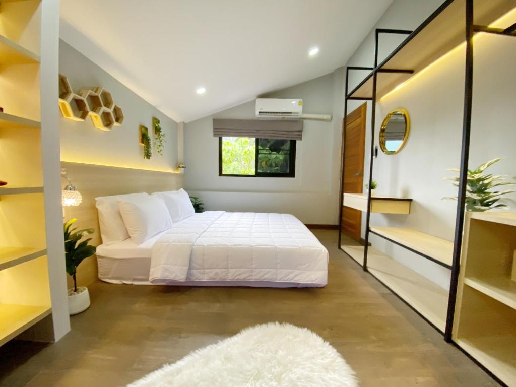 Letto o letti in una camera di Ploy Mountain View Pool Villa