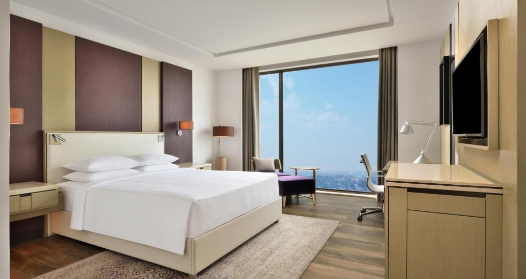 TV a/nebo společenská místnost v ubytování Courtyard by Marriott Siliguri