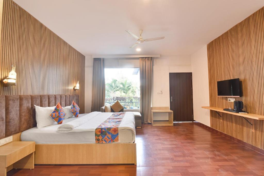 Postel nebo postele na pokoji v ubytování Fabhotel Morjim Bliss - 500M From Morjim Beach