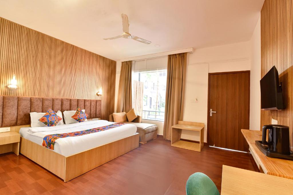 Postel nebo postele na pokoji v ubytování Fabhotel Morjim Bliss - 500M From Morjim Beach