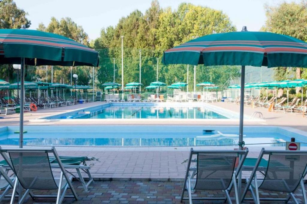 Bazén v ubytování Residence with swimming pool in Luni Mare nebo v jeho okolí