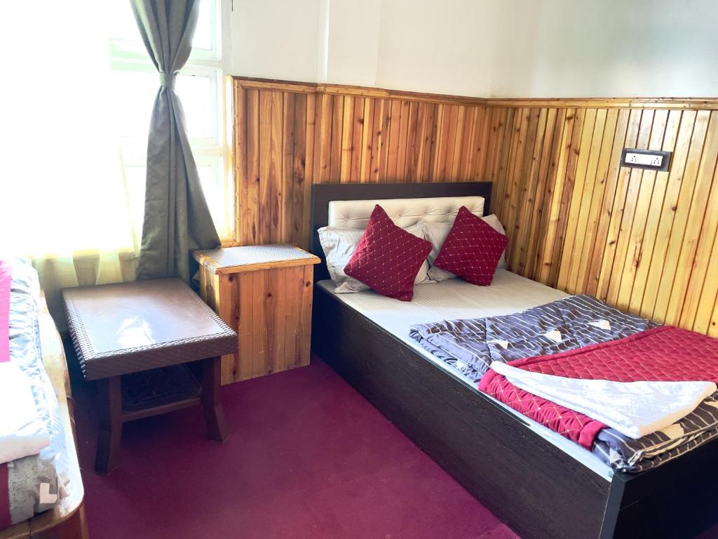 Postel nebo postele na pokoji v ubytování Tridevi Home Stay