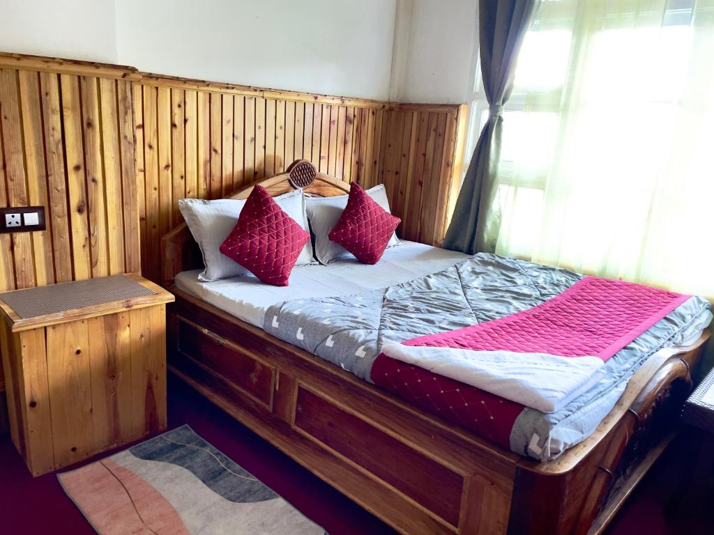 Postel nebo postele na pokoji v ubytování Tridevi Home Stay