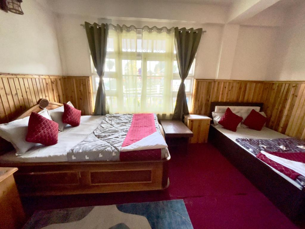 Postel nebo postele na pokoji v ubytování Tridevi Home Stay