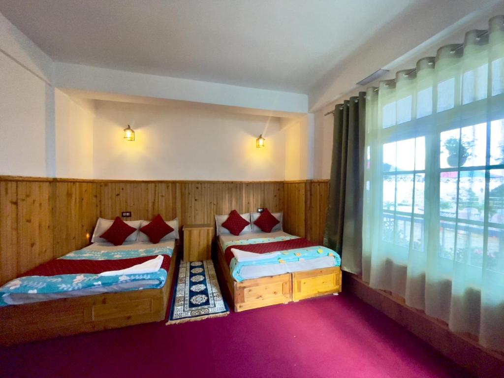 Postel nebo postele na pokoji v ubytování Tridevi Home Stay